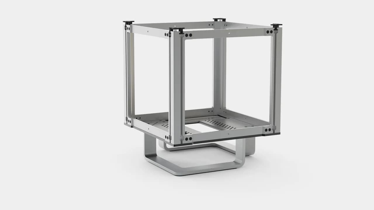 約18.3Lの静かな立方体に、長さ200mmのGPUと最大12台のドライブが入る――Streacom DB4の密度