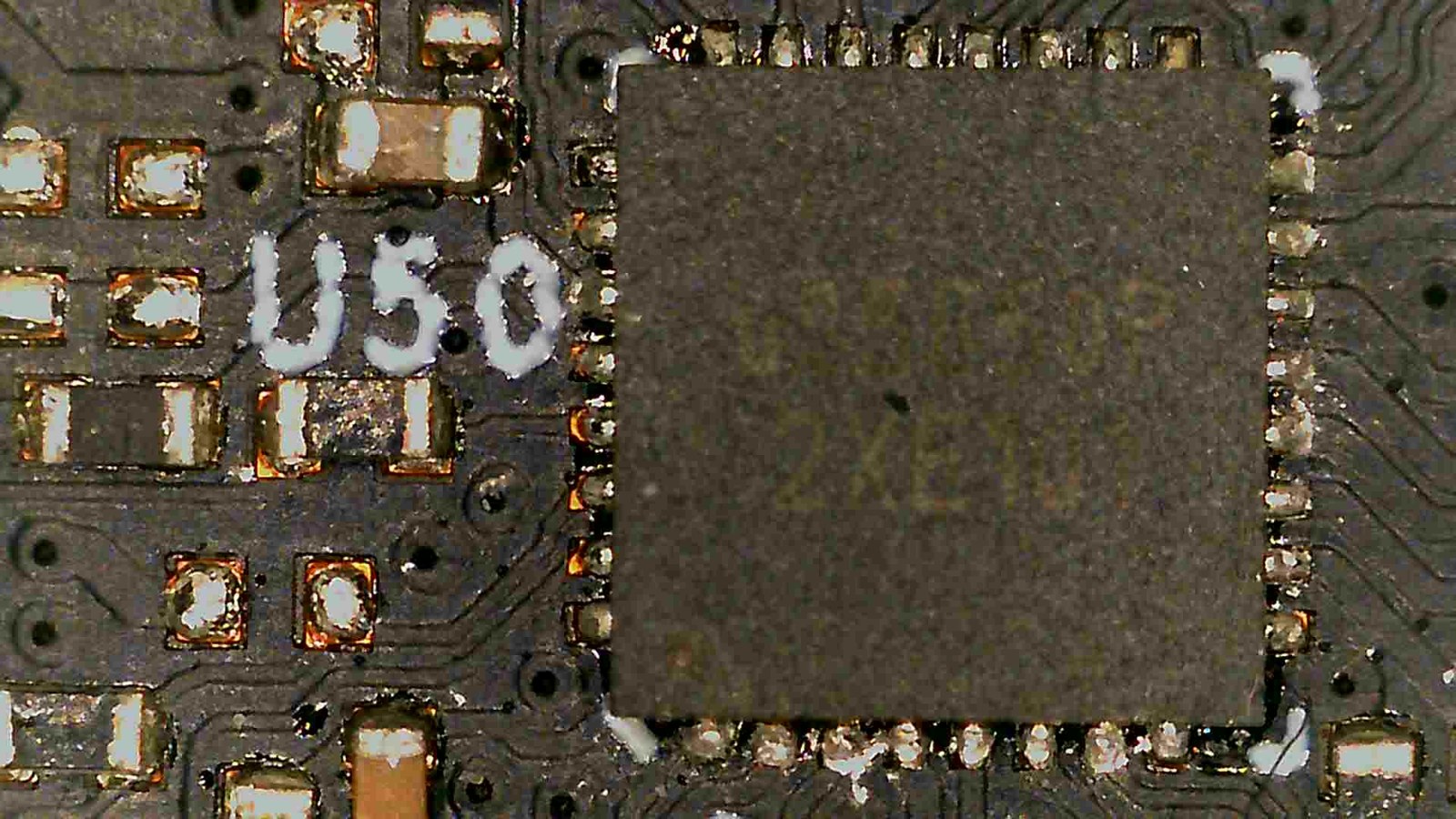 顕微鏡で撮った電力監視チップ。下と右の辺の端子に熱の跡がある